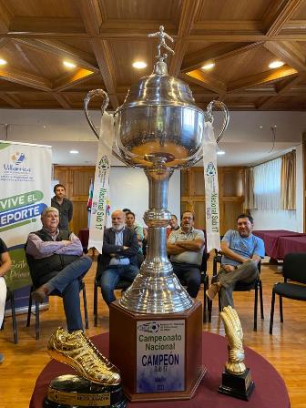 Monarcas del fútbol rural sub-17 de Villarrica lucieron enorme trofeo en el Municipio - Red Informativa