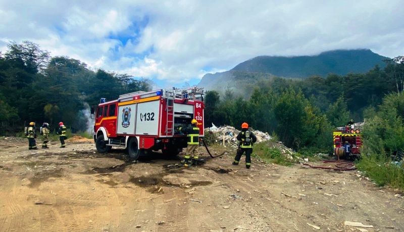 Arduo trabajo de Bomberos para controlar incendio en vertedero clandestino en Pucón - Red Informativa