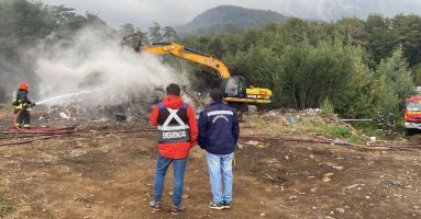 Seremi de Salud se refiere a incendio en vertedero clandestino de Pucón