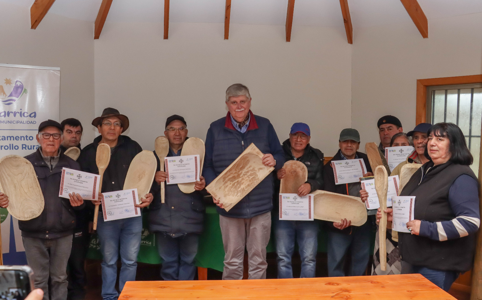 Vecinos de dos sectores rurales de Villarrica se certificaron en artesanía en madera - Red Informativa