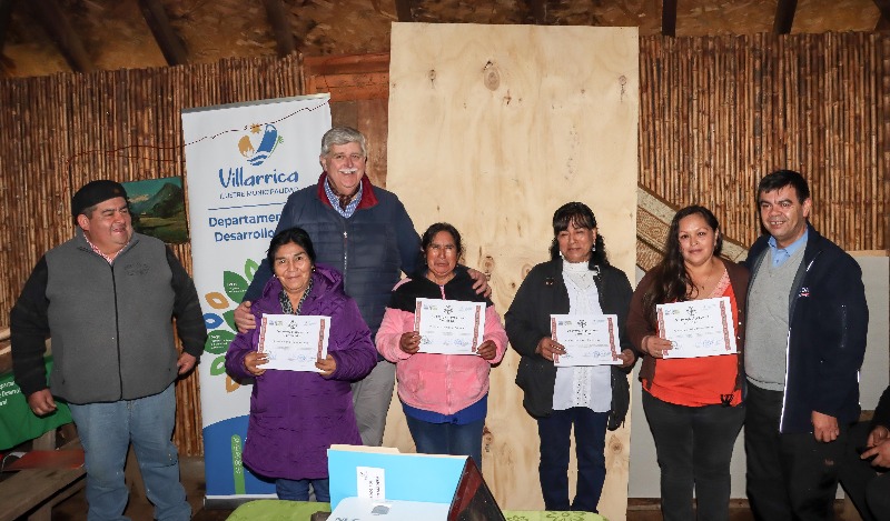 Vecinos de dos sectores rurales de Villarrica se certificaron en artesanía en madera - Red Informativa