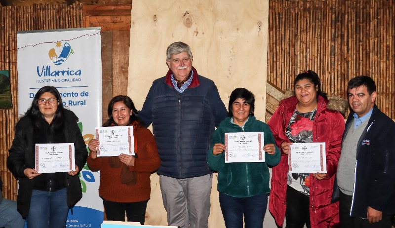 Vecinos de dos sectores rurales de Villarrica se certificaron en artesanía en madera - Red Informativa