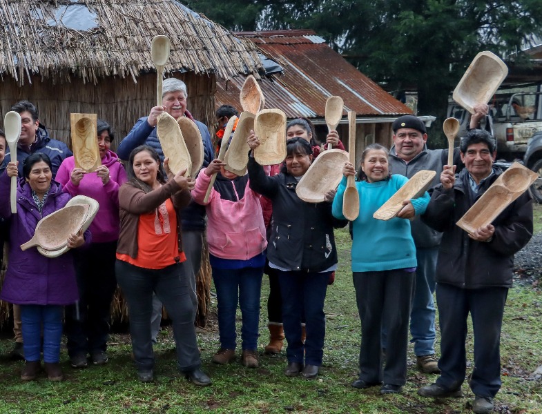 Vecinos de dos sectores rurales de Villarrica se certificaron en artesanía en madera - Red Informativa