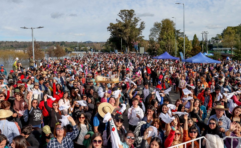 “Cueca Más Larga de Chile” en Villarrica rompe el récord de asistencia de su primer año - Red Informativa