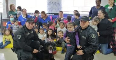Equipo de canes de Gendarmería de Villarrica  visita sala cuna y jardín infantil de la comuna