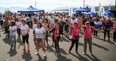 Colorido, masivo y solidario fue la Corrida por el Cáncer de Mama en la Costanera de Villarrica