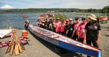 Villarrica: Canoístas y pacientes con cáncer lucen uno de los botes dragón más grandes de Chile