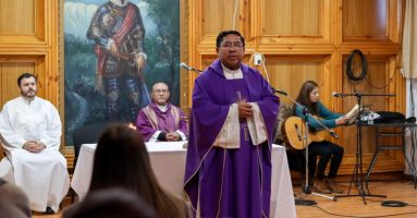 Emotiva despedida de funcionarios municipales de Villarrica a sacerdote Andrés Marican