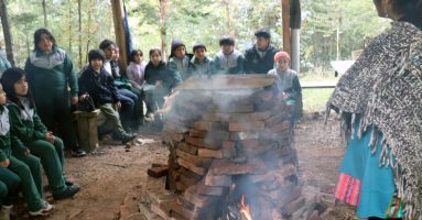 Estudiantes de escuela Alihuen de Villarrica son parte de innovador proyecto de alfarería mapuche