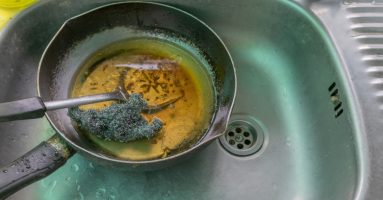 Advierten que un litro de aceite usado contamina 40 litros de agua