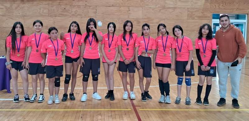 Escuela Mariano Latorre clasificó al regional de Voleibol - Red Informativa