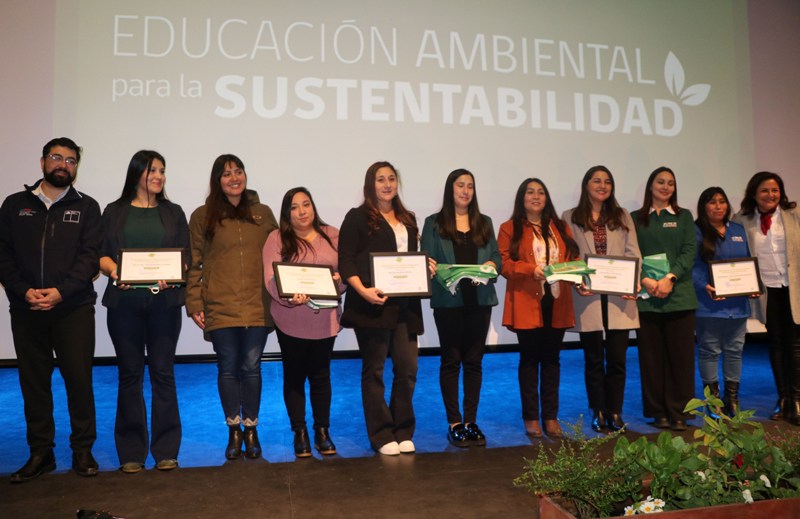 Subsecretario del Medio Ambiente entrega certificación ambiental a 52 establecimientos educacionales de la Araucanía 2 Subsecretario del Medio Ambiente entrega certificación ambiental a 52 establecimientos educacionales de la Araucanía - Red Informativa