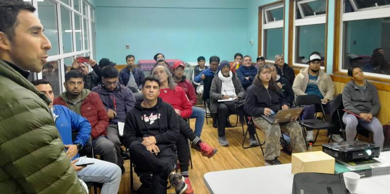 Mundialista Roberto Tobar capacita a árbitros de Villarrica - Red Informativa
