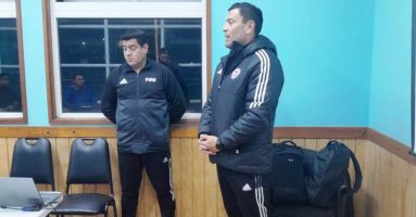 Mundialista Roberto Tobar capacita a árbitros de Villarrica