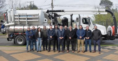 Aguas Araucanía refuerza su flota con nuevo camión para limpiar red de alcantarillado