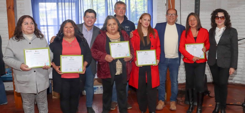 Municipalidad de Villarrica certificó a 60 vecinos que completaron cursos de reciclaje y peluquería 1 Municipalidad de Villarrica certificó a 60 vecinos que completaron cursos de reciclaje y peluquería - Red Informativa