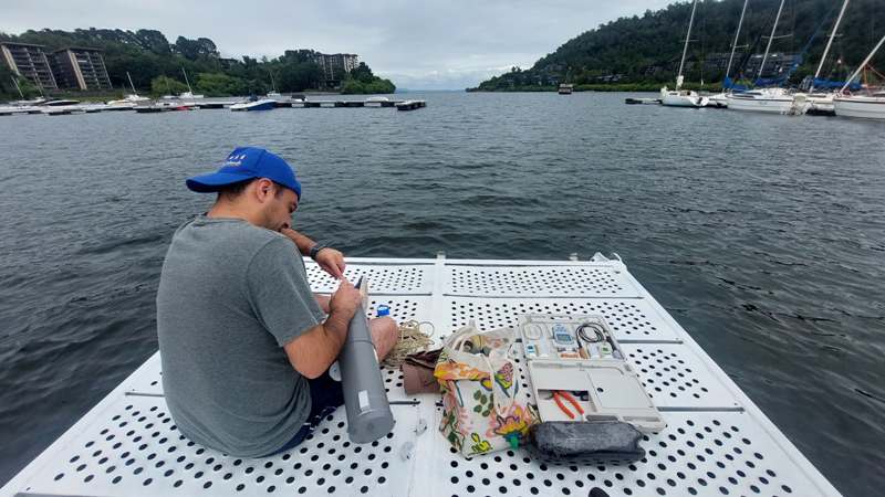 Boya inteligente: Investigador de la U. Autónoma realiza monitoreo para anticipar eventos de floración de algas en el Lago Villarrica - Red Informativa