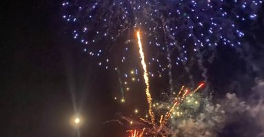 Más de 15 mil personas festejaron la bienvenida al 2026 en Playa Grande de Pucón