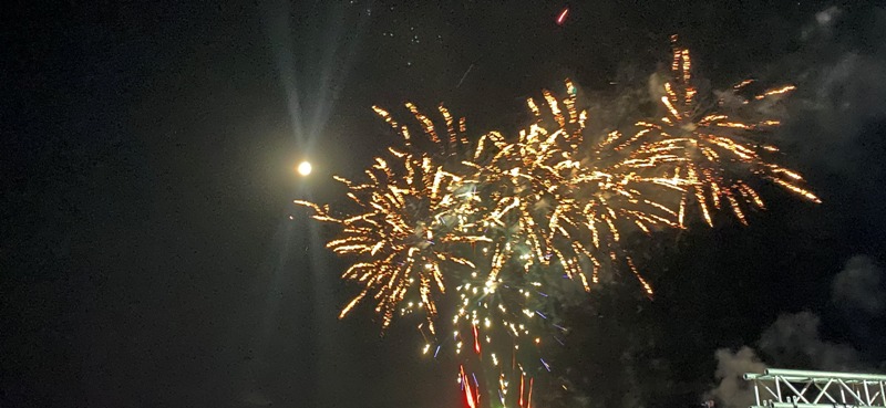 Más de 15 mil personas festejaron la bienvenida al 2026 en Playa Grande de Pucón 3 Más de 15 mil personas festejaron la bienvenida al 2026 en Playa Grande de Pucón - Red Informativa