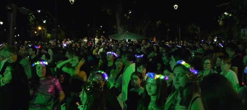 Más de 15 mil personas festejaron la bienvenida al 2026 en Playa Grande de Pucón 2 Más de 15 mil personas festejaron la bienvenida al 2026 en Playa Grande de Pucón - Red Informativa