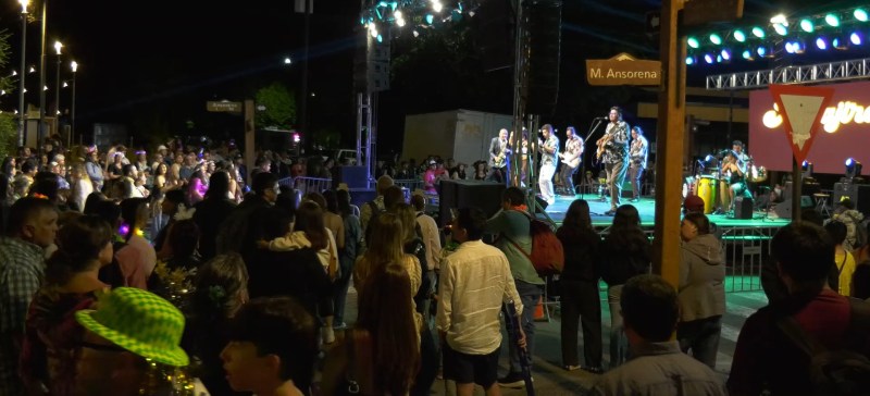 Más de 15 mil personas festejaron la bienvenida al 2026 en Playa Grande de Pucón 1 Más de 15 mil personas festejaron la bienvenida al 2026 en Playa Grande de Pucón - Red Informativa