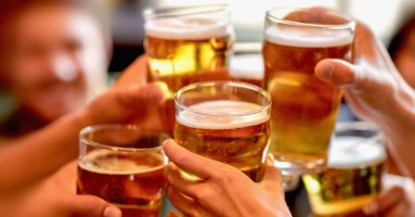 ¿Menos estrés y más cerveza? El verano dispara la felicidad en Chile y revela qué marcas dominan la mente de los consumidores