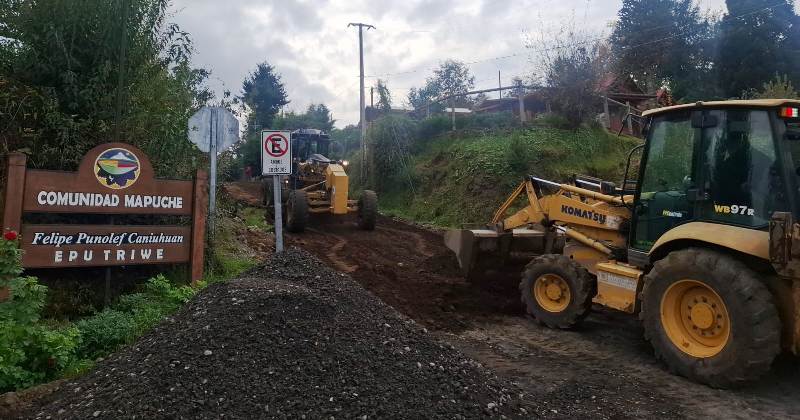 Municipalidad de Villarrica y comunidad Felipe Punolef mejoran camino de acceso a sector Ensenada - Red Informativa