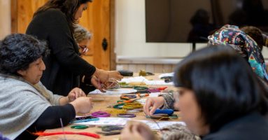 Abiertas las postulaciones a la 3ª edición del curso gratuito de gestión cultural y artesanía dirigido a mujeres artesanas del textil de Loncoche, Villarrica y Pucón 3 Abiertas las postulaciones a la 3ª edición del curso gratuito de gestión cultural y artesanía dirigido a mujeres artesanas del textil de Loncoche, Villarrica y Pucón