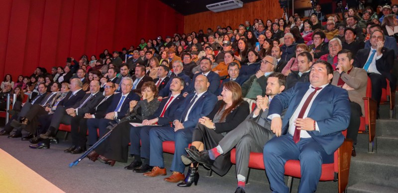 Presidente José Antonio Kast encabeza junto al alcalde de Villarrica Pablo Astete la entrega de Títulos de Dominio a más de 100 familias de la región - Red Informativa