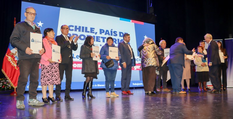 Presidente José Antonio Kast encabeza junto al alcalde de Villarrica Pablo Astete la entrega de Títulos de Dominio a más de 100 familias de la región - Red Informativa