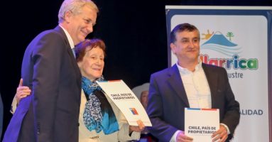 Presidente José Antonio Kast encabeza junto al alcalde de Villarrica Pablo Astete la entrega de Títulos de Dominio a más de 100 familias de la región