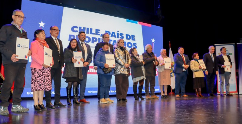 Presidente José Antonio Kast encabeza junto al alcalde de Villarrica Pablo Astete la entrega de Títulos de Dominio a más de 100 familias de la región - Red Informativa