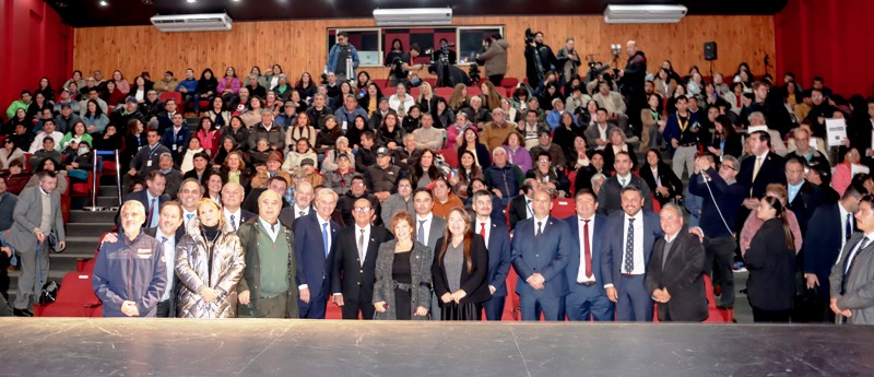 Presidente José Antonio Kast encabeza junto al alcalde de Villarrica Pablo Astete la entrega de Títulos de Dominio a más de 100 familias de la región - Red Informativa